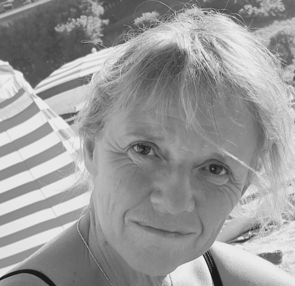 Denise Vella-Chemla en août 2017, sur la plage.